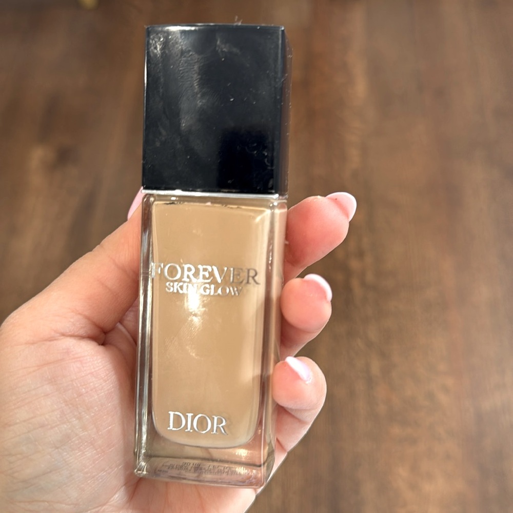Forever skin globe by Dior foundation 2.5 neutral